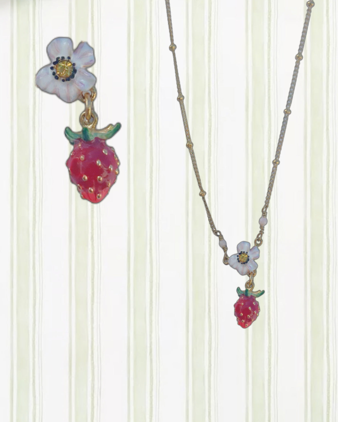 SMALL STRAWBERRY AND WHITE FLOWER NECKLACE