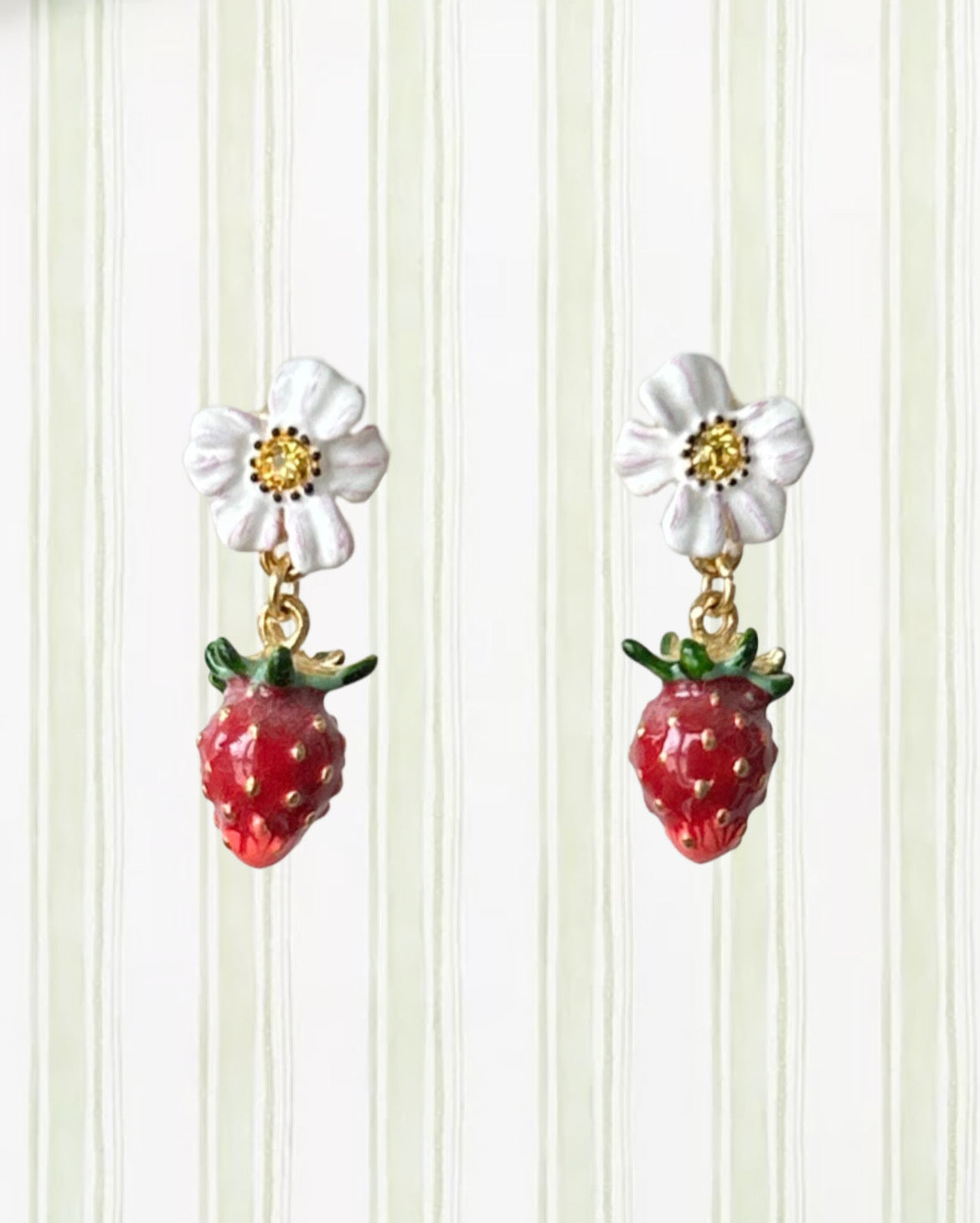 ROYAL GARDENS STRAWBERRY AND WHITE FLOWER EARRINGS￼